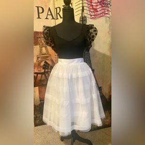 Space 46 boutique White tulle skirt-Size medium